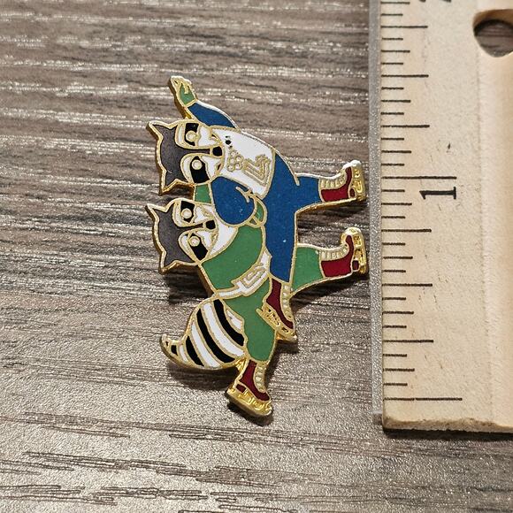 Vintage Cloisonne Enamel Olympic Ice Skating Racoons Brooch Pin 1979 - Picture 5 of 6
